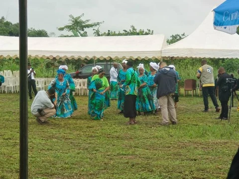 Liétɛ lí Ésaa-líat ɛ́ péna á mɓambá 3