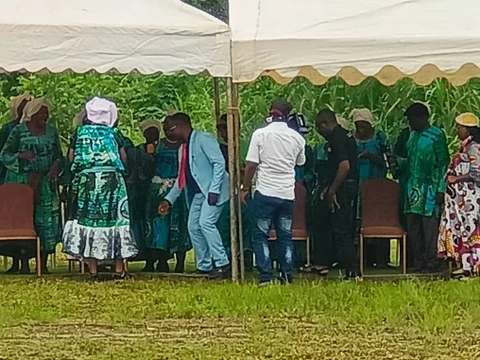 Liétɛ lí Ésaa-líat ɛ́ péna á mɓambá 5