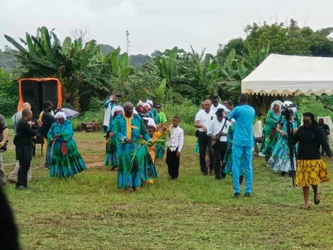 Liétɛ lí Ésaa-líat ɛ́ péna á mɓambá 6