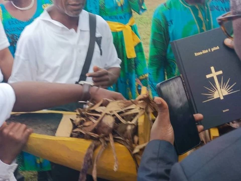 Liétɛ lí Ésaa-líat ɛ́ péna á mɓambá 7