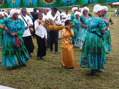 Liétɛ lí Ésaa-líat ɛ́ péna á mɓambá 8