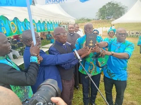 Liétɛ lí Ésaa-líat ɛ́ péna á mɓambá 13