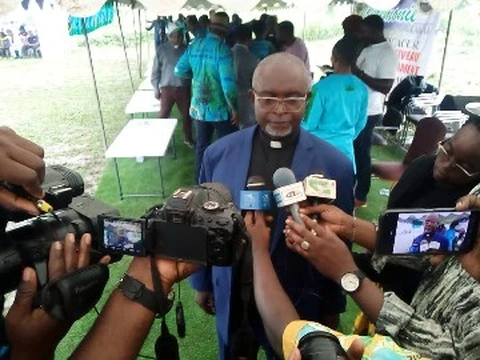 Liétɛ lí Ésaa-líat ɛ́ péna á mɓambá 19