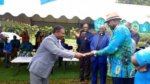 Liétɛ lí Ésaa-líat ɛ́ péna á mɓambá 22