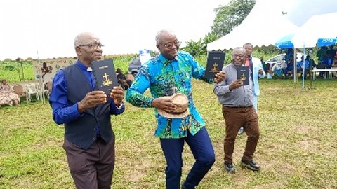 Liétɛ lí Ésaa-líat ɛ́ péna á mɓambá 24